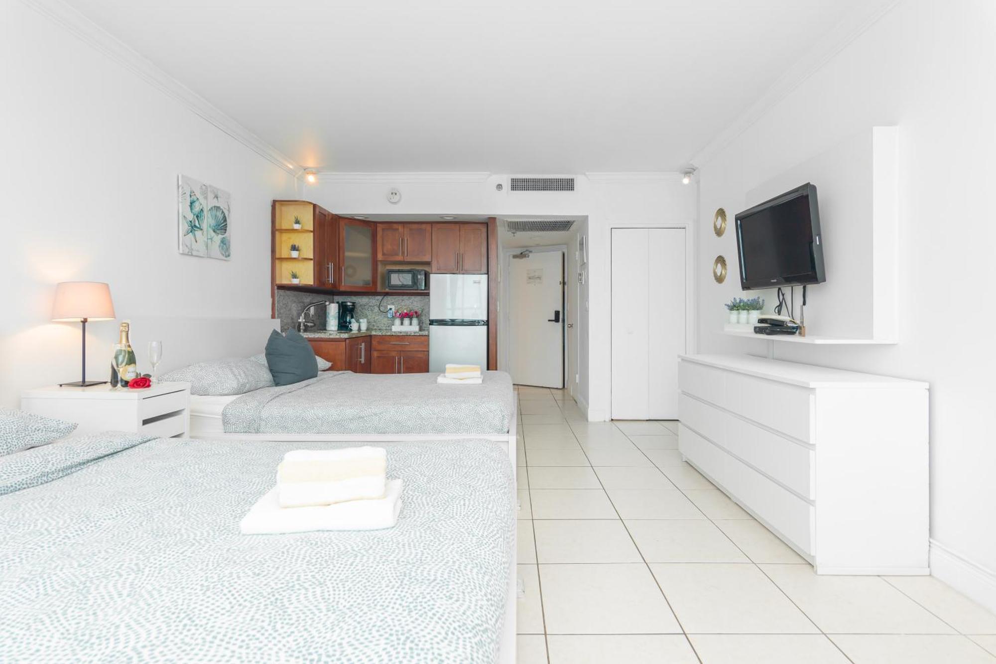 Girasole Rentals Suites マイアミビーチ エクステリア 写真